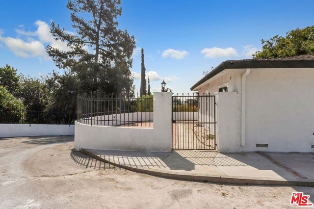 1084 W west Marshall Boulevard, San Bernardino CA: https://media.crmls.org/mediaz/5f61e265-6ef3-4743-b2fc-4cfa5ca79c6c.jpg