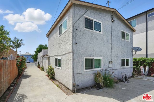 2108 Hauser Boulevard, Los Angeles CA: https://media.crmls.org/mediaz/5f61ed79-9e84-48a4-adfe-0cee87698254.jpg