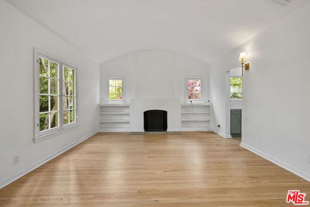 951 N Martel Avenue, Los Angeles CA: https://media.crmls.org/mediaz/5f630732-858d-404e-a36c-ffcd5e26b289.jpg