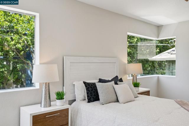 1017 45Th St, Emeryville CA: https://media.crmls.org/mediaz/5f637960-d195-444b-bf4c-4f6fa7b64e4e.jpg