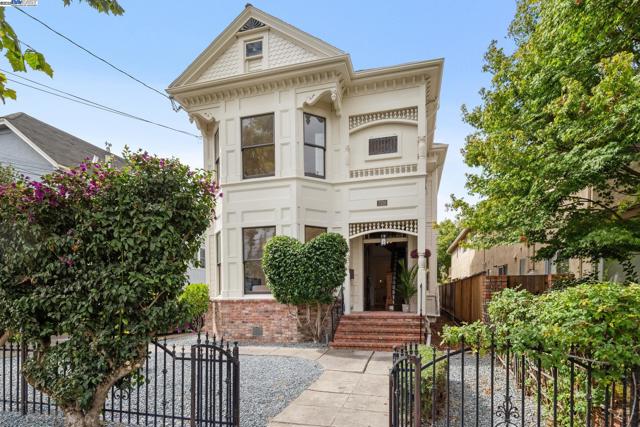 2120 Encinal Ave, Alameda CA: https://media.crmls.org/mediaz/5f638867-a38f-4cb7-a89f-a736f5a14f3d.jpg