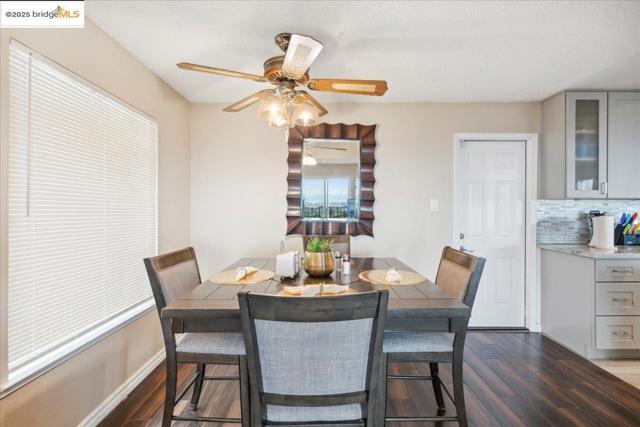 11772 Cranford Way, Oakland CA: https://media.crmls.org/mediaz/5f643ef6-7348-4cd5-a2b5-98e48b970d68.jpg