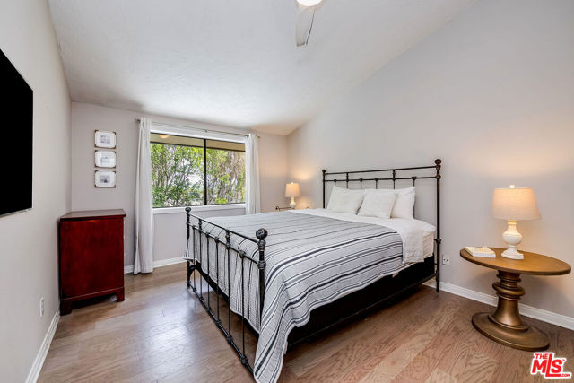 24417 Clipstone Street, Woodland Hills CA: https://media.crmls.org/mediaz/5f645920-fe53-4219-b907-dc21fd328193.jpg
