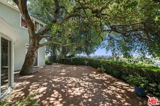 11080 Chalon Road, Los Angeles CA: https://media.crmls.org/mediaz/5f649ff5-e6c6-41f4-adf2-2f4061e247f2.jpg