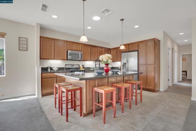 1030 Clear Lake Dr, Oakley CA: https://media.crmls.org/mediaz/5f64a83b-0b0a-4908-b121-2ff0539cdf90.jpg