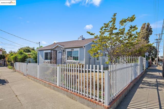 2533 Bush Ave, Richmond CA: https://media.crmls.org/mediaz/5f65cf39-c7cf-47a9-a681-0b9c9a78a7f3.jpg