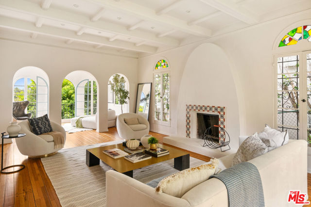 3716 Effingham Place, Los Angeles CA: https://media.crmls.org/mediaz/5f65db25-f702-467e-8e69-1731e0df3fce.jpg