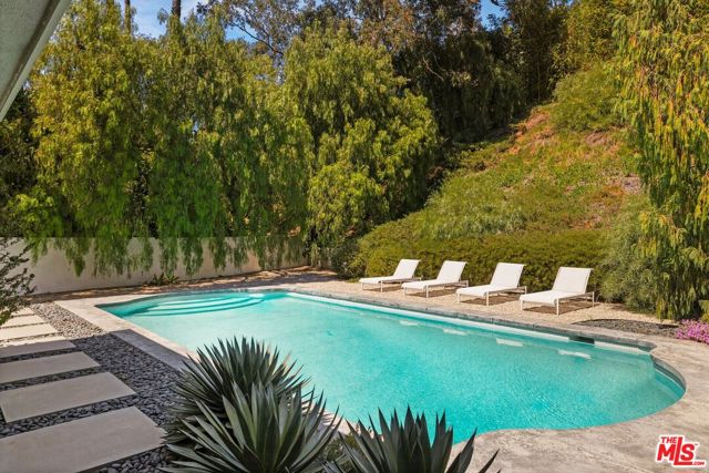 11115 Dona Pegita Drive, Studio City CA: https://media.crmls.org/mediaz/5f65ecbf-a30a-48df-9c2f-2db26b665dfa.jpg