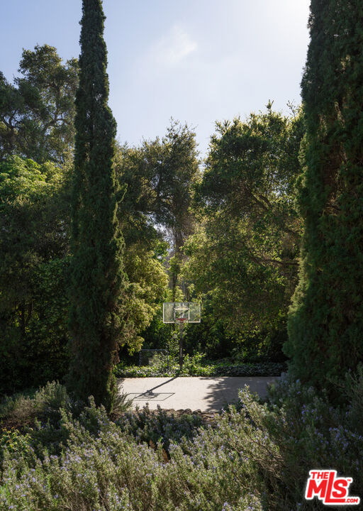 https://media.crmls.org/mediaz/5f66b132-5718-4871-a4d0-36c5dca0a3a1.jpg?preset=X-Large