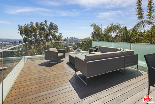 1377 Miller Place, Los Angeles CA: https://media.crmls.org/mediaz/5f66c3f8-8bcf-4a24-baf8-12130f5ca61e.jpg