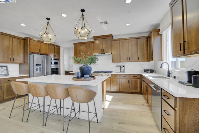 319 W Calabria Drive, Mountain House CA: https://media.crmls.org/mediaz/5f671c4f-64a3-49e0-b2c2-2aecbec5ccf9.jpg