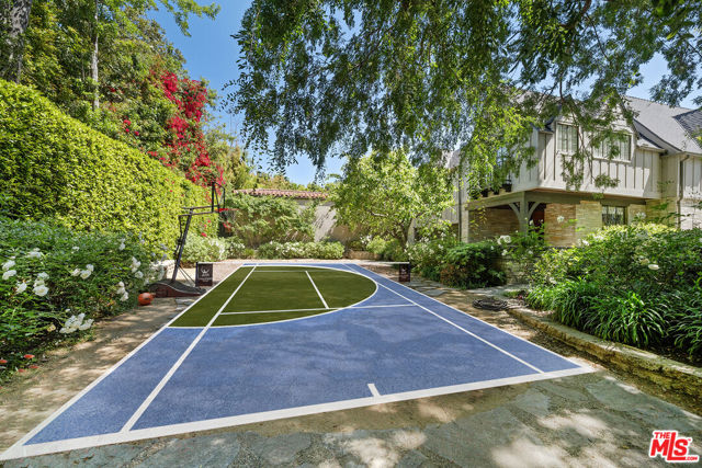 143 S Muirfield Road, Los Angeles CA: https://media.crmls.org/mediaz/5f674bb3-aaae-4577-a36f-8d95b6bb295b.jpg