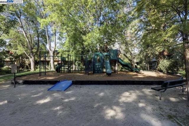 291 Tradewinds Dr, San Jose CA: https://media.crmls.org/mediaz/5f67b0ae-9612-44bf-92a1-3518a63b1048.jpg