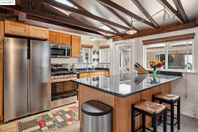 1034 Navellier St, El Cerrito CA: https://media.crmls.org/mediaz/5f680ff6-0f8a-424e-8ae9-0c0ecb97f306.jpg