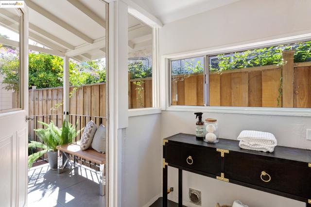 5626 Broadway, Oakland CA: https://media.crmls.org/mediaz/5f681327-dc03-4d4f-96ee-aeaff15af61d.jpg