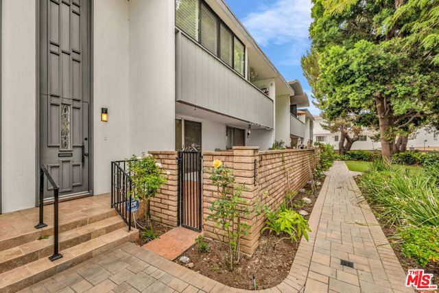 13224 Admiral Avenue, Marina del Rey CA: https://media.crmls.org/mediaz/5f683778-61fa-4d9d-9762-8ea238d1683e.jpg