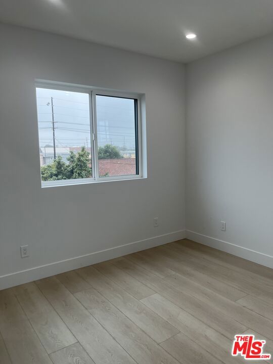 212 E 29th Street, Los Angeles CA: https://media.crmls.org/mediaz/5f688562-35bb-49ff-bd30-3de2001698d4.jpg