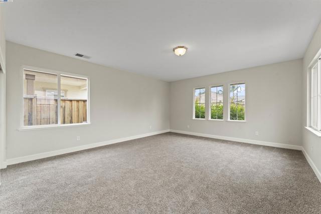 204 Daylily Ln, Patterson CA: https://media.crmls.org/mediaz/5f68a6e4-d7f7-423d-840d-8202bbb27a4c.jpg