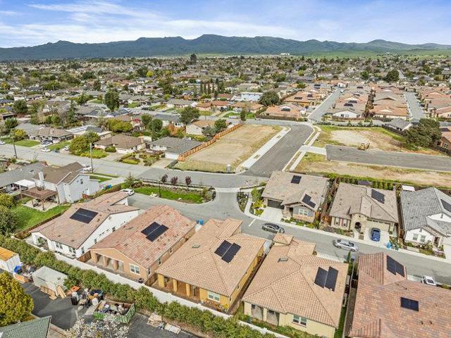 2008 White Oak Drive, Hollister CA: https://media.crmls.org/mediaz/5f695156-422d-4e48-b071-e7dc28cc5927.jpg