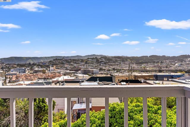 446 Bayview Cir, San Francisco CA: https://media.crmls.org/mediaz/5f6bf4b6-1a6b-4864-b6c2-75588d0a0d55.jpg