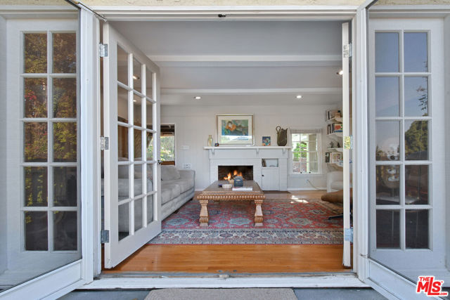 15213 Del Gado Drive, Sherman Oaks CA: https://media.crmls.org/mediaz/5f6c2b99-4b50-4844-bc87-a8857f1b3ffd.jpg