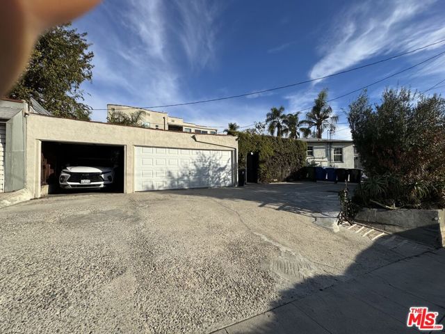 4010 W Adams Boulevard, Los Angeles CA: https://media.crmls.org/mediaz/5f6c5090-63ef-40ba-a697-1566f5fa7881.jpg