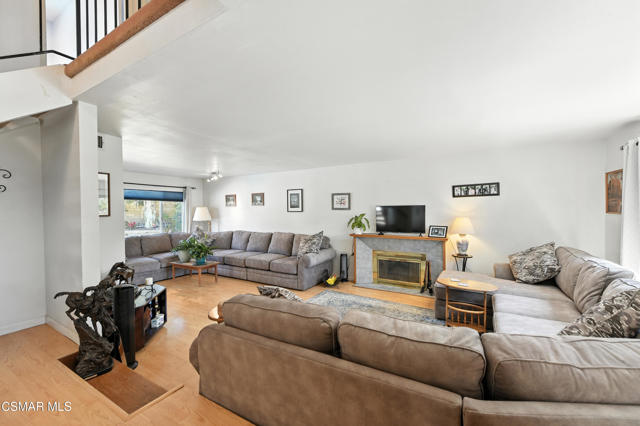1589 N Alva Circle, Simi Valley CA: https://media.crmls.org/mediaz/5f6c5c99-c5af-4882-a6f3-d5e94accc555.jpg