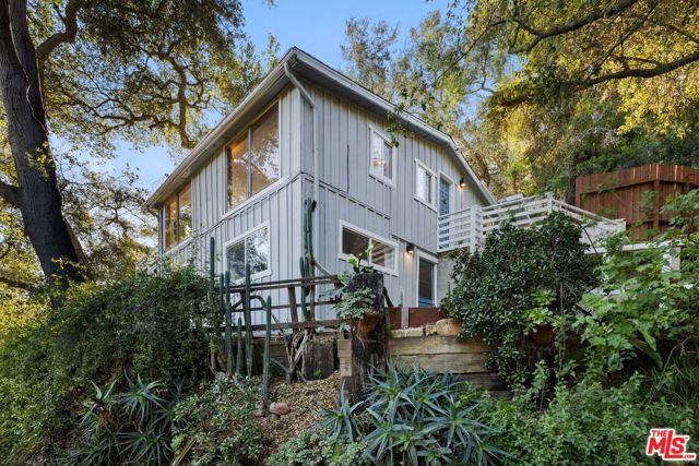 21936 Canon Drive, Topanga CA: https://media.crmls.org/mediaz/5f6ce406-7fa4-453f-bcec-4e1c504617ad.jpg