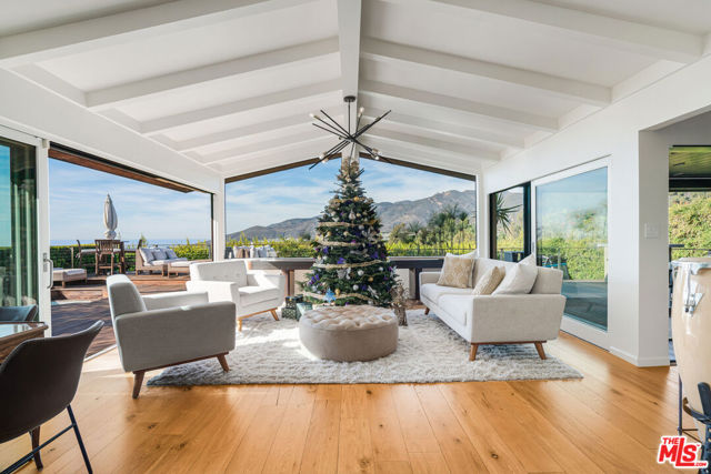245 Tranquillo Road, Pacific Palisades CA: https://media.crmls.org/mediaz/5f6e5fd6-bfa9-4830-95a9-25a402ddf407.jpg