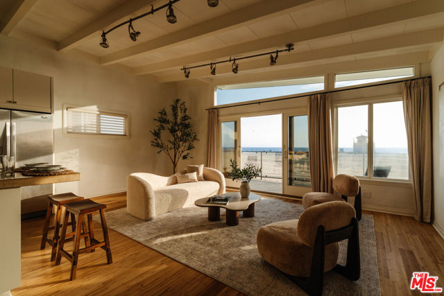 6935 Trolleyway, Playa del Rey CA: https://media.crmls.org/mediaz/5f70010b-8e5c-4b99-817c-58bcf8d587fd.jpg