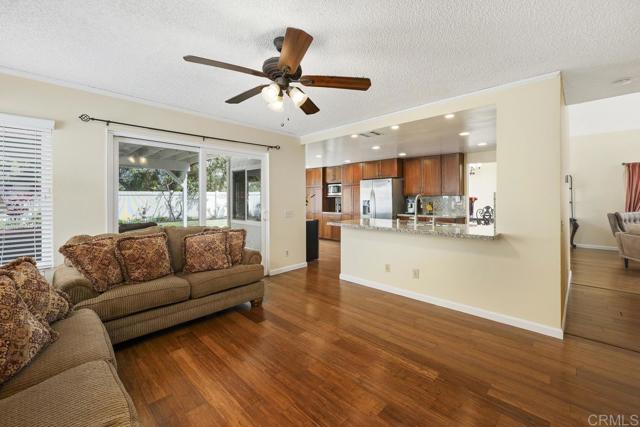 647 Boysenberry Way, Oceanside CA: https://media.crmls.org/mediaz/5f71ec40-4d3b-4edb-be24-d33eb15a8a12.jpg