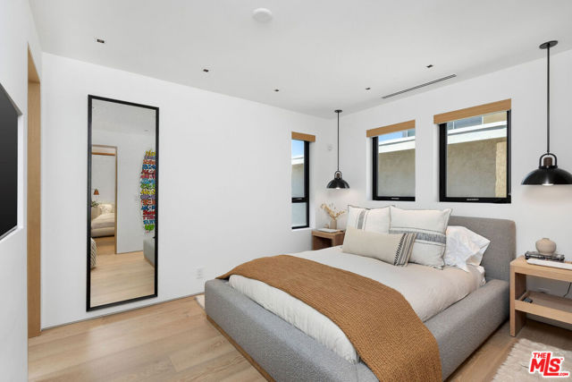24818 Malibu Road, Malibu CA: https://media.crmls.org/mediaz/5f72221e-4694-4c52-b4fe-6df1f881163b.jpg
