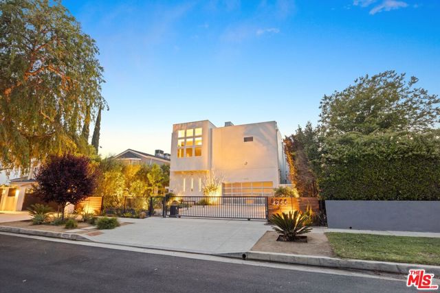 4255 Saint Clair Avenue, Studio City CA: https://media.crmls.org/mediaz/5f725160-104b-4e0d-911e-f6e37dc73536.jpg