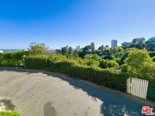 8967 St Ives Drive, Los Angeles CA: https://media.crmls.org/mediaz/5f729486-803f-4184-81cf-1c704f591c7c.jpg