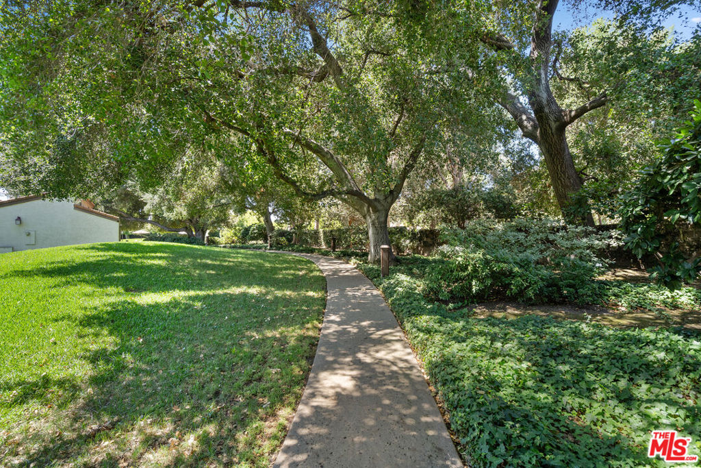 https://media.crmls.org/mediaz/5f738f95-18d8-485a-bf75-b1b1489a5bfc.jpg?preset=X-Large