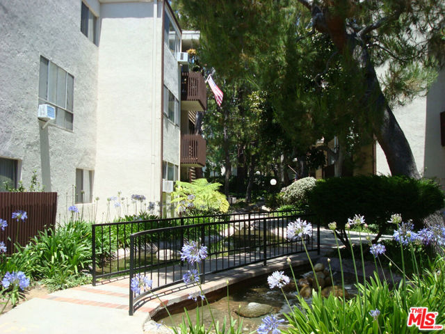 6000 CANTERBURY Drive, Culver City CA: https://media.crmls.org/mediaz/5f74dbcc-ca33-43a2-8bc2-30f85dbaa44c.jpg