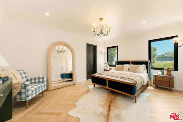 236 S Reeves Drive, Beverly Hills CA: https://media.crmls.org/mediaz/5f75211f-d1b7-472b-bbde-e6568a95a6f8.jpg