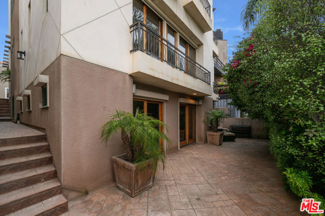 4115 Roma Court, Marina del Rey CA: https://media.crmls.org/mediaz/5f7597ac-9c3b-46d5-9bda-00e60f860ed5.jpg