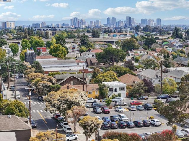 511 59Th St, Oakland CA: https://media.crmls.org/mediaz/5f765cff-29f8-4a4a-bfca-026923f9543b.jpg