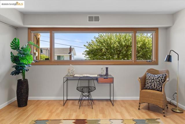 11718 Cranford Way, Oakland CA: https://media.crmls.org/mediaz/5f76c9d5-09d4-4faa-94f2-e9fb6ad91541.jpg