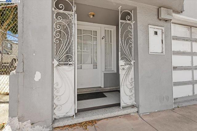 40 Acton St, Daly City CA: https://media.crmls.org/mediaz/5f781025-0c69-47e7-8292-26f9ad5b6d24.jpg