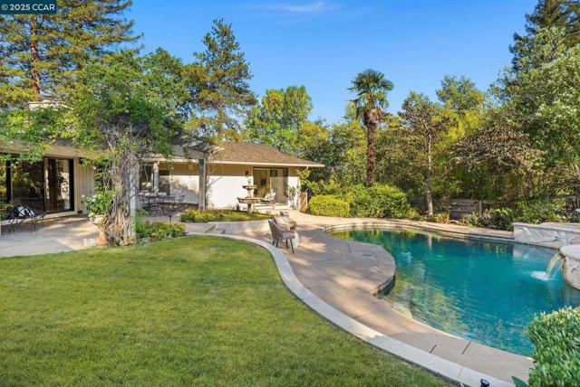 225 Vagabond Ct, Alamo CA: https://media.crmls.org/mediaz/5f7827f0-f7f4-45fa-b711-7dbc54ebf205.jpg