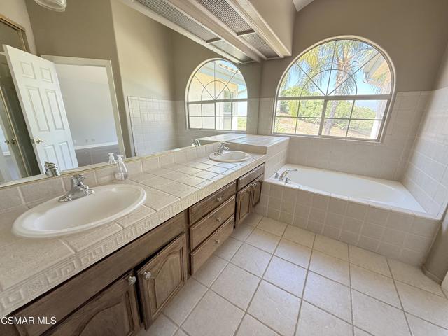 1061 Shoal Creek Court, Simi Valley CA: https://media.crmls.org/mediaz/5f78cc5a-e66f-4ad2-9627-5ca36b1a4ed3.jpg