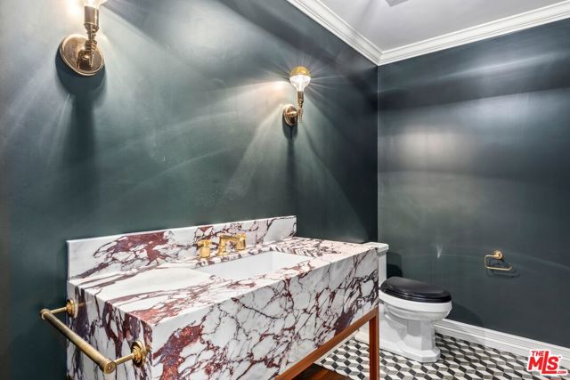 16754 Ashley Oaks, Encino CA: https://media.crmls.org/mediaz/5f79ae67-1b8f-4150-b073-e21f7a1b0dce.jpg