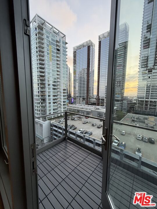 1100 S Hope Street, Los Angeles CA: https://media.crmls.org/mediaz/5f7b34ce-6d5e-4105-880d-6c42c22f3246.jpg
