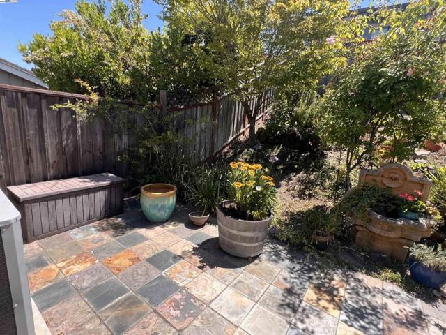 37 Binnacle Hl, Oakland CA: https://media.crmls.org/mediaz/5f7b6e90-1e71-49fb-8a50-209ffd7eeeb7.jpg
