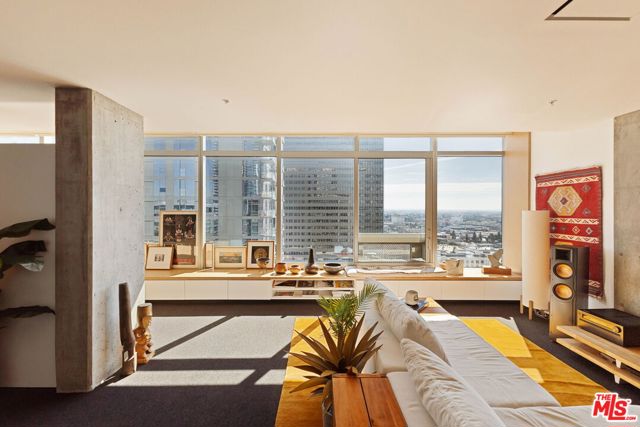 1155 S Grand Avenue, Los Angeles CA: https://media.crmls.org/mediaz/5f7b7723-2e60-4ed6-8098-28e9a7c79728.jpg