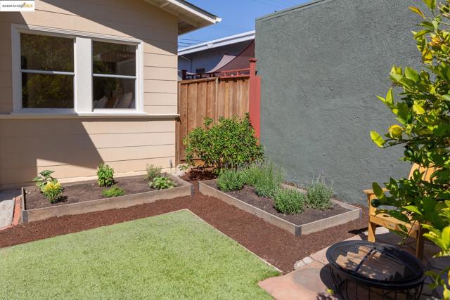 5626 Broadway, Oakland CA: https://media.crmls.org/mediaz/5f7bf7c8-1814-4455-8075-d5094f47ab10.jpg