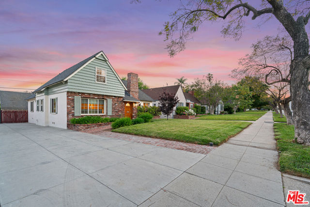 2338 Paloma Street, Pasadena CA: https://media.crmls.org/mediaz/5f7d7192-83a7-4236-a370-9717ec01fce9.jpg