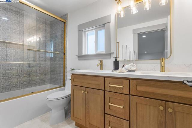 689 Santa Ray Ave, Oakland CA: https://media.crmls.org/mediaz/5f7d7f80-1152-4365-a2e9-758a940ab99e.jpg